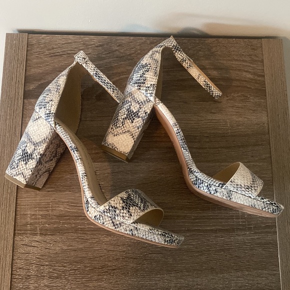 Chinese Laundry Snakeskin platform sandal size 9 - Picture 2 of 2